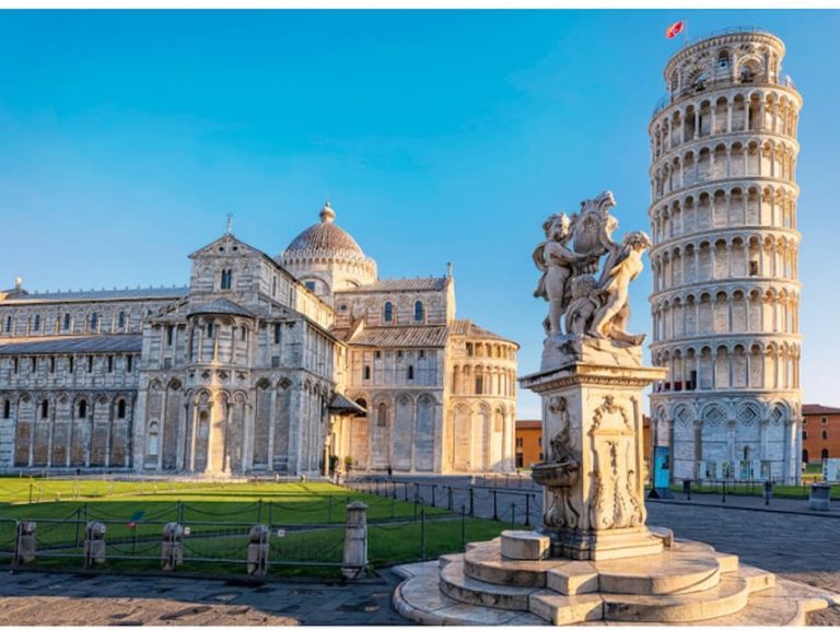 פיאצה דיי מיראקולי - Piazza dei Miracoli (פיאצה דל דואומו) credit to getyourguide.com